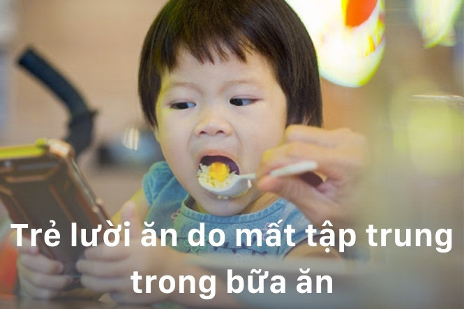 Xem điện thoại trong bữa ăn gây biếng ăn